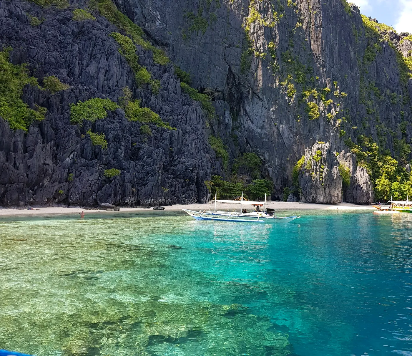 Traditionelles Bangka-Boot an einem Strand auf den Philippinen