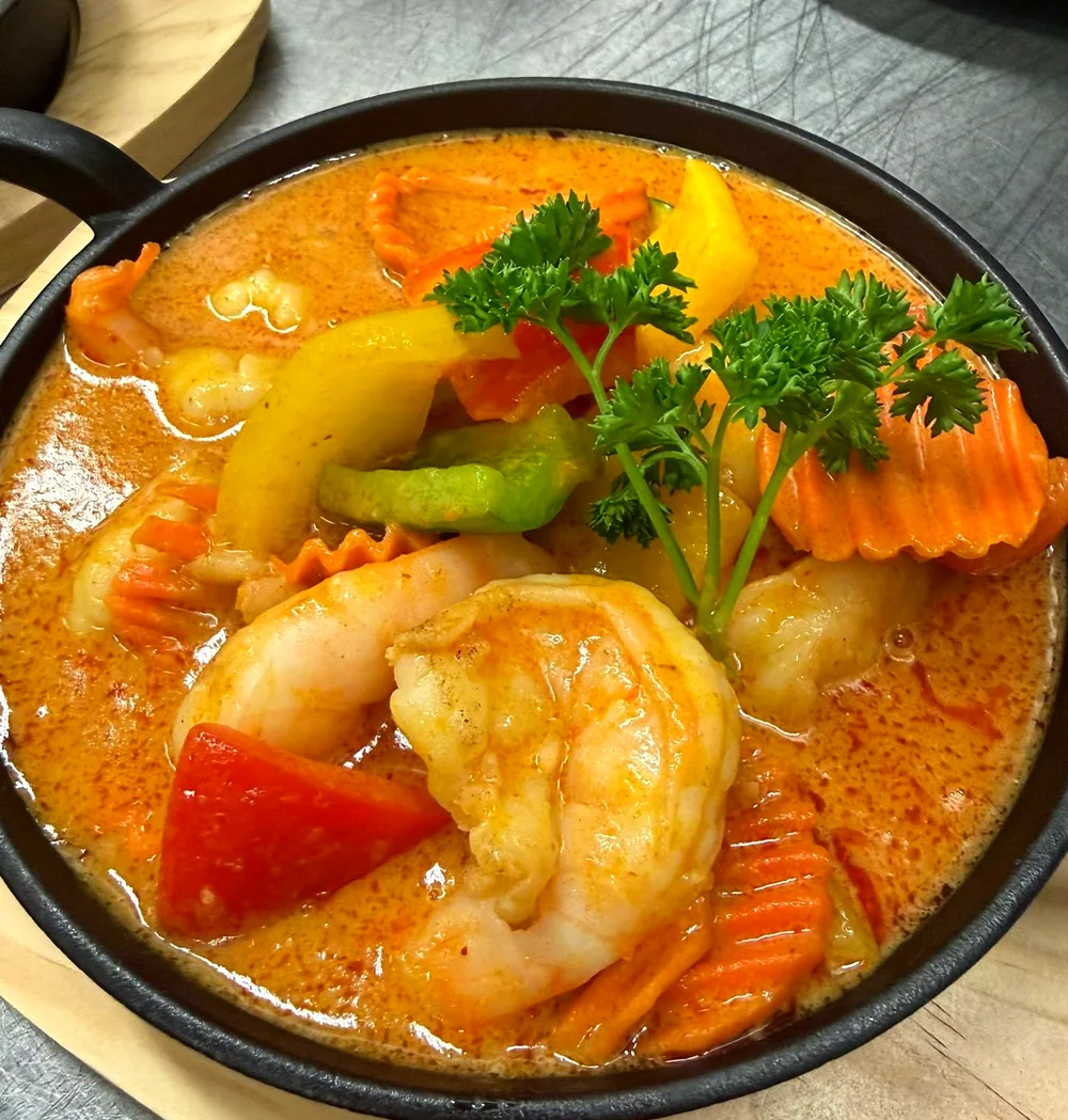 Curry mit Garnelen, Paprika und Karotten