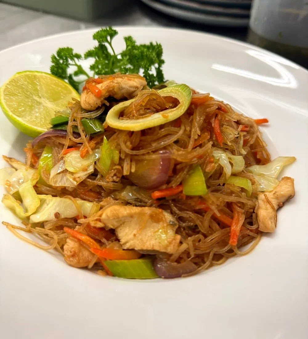 Pancit Bihon mit Hühnerfleisch und Limette