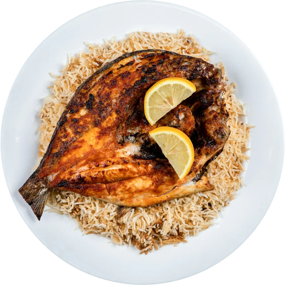 Ganzer gebratener Fisch mit Zitrone auf Reis