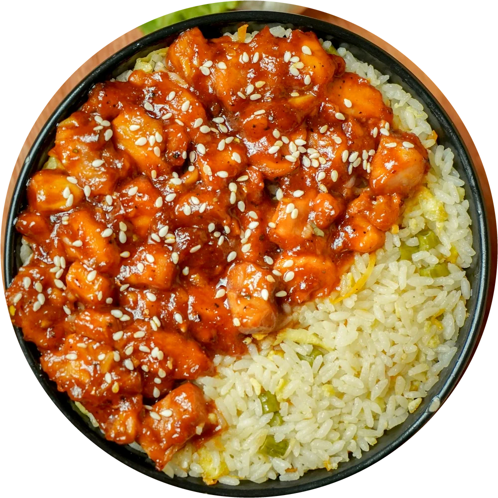 Süß-saures Hühnerfleisch mit Sesam und gebratenem Reis