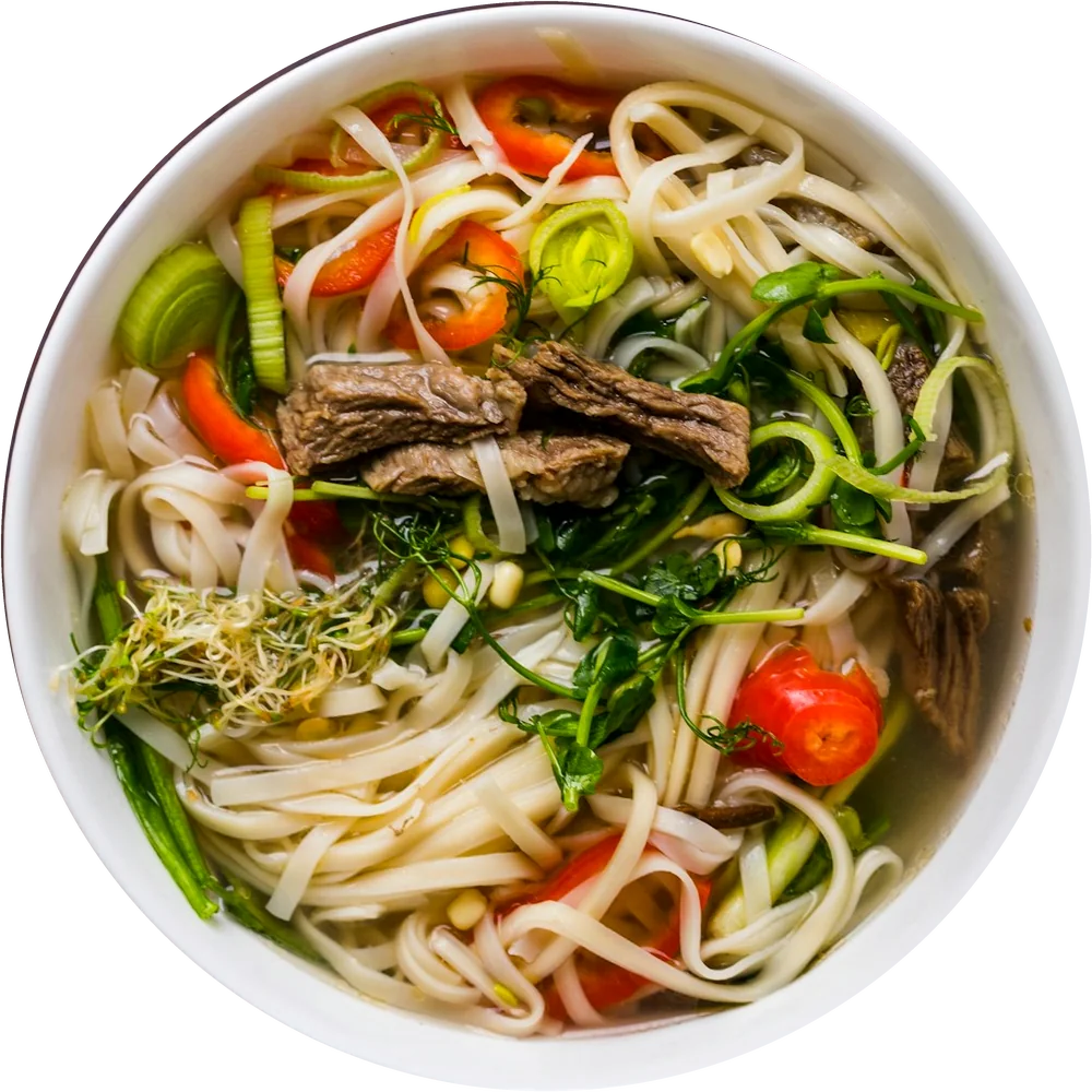 Udon-Nudeln mit Rindfleisch, Chili und frischem Gemüse